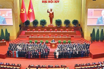 Ban Chấp hành Trung ương Đảng Cộng sản Việt Nam khóa XIV ra mắt Đại hội. (Ảnh Hải Linh hoa)