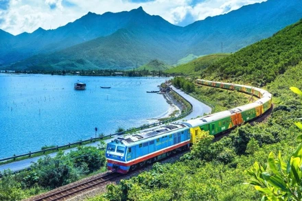 Đoàn tàu giữa không gian hùng vĩ, nên thơ của "thiên hạ đệ nhất hùng quan" Hải Vân. (Ảnh Trần Ngọc Tiến, Xí nghiệp Đầu máy Sài Gòn) 