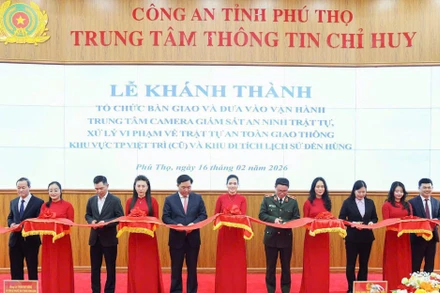 Các đại biểu cắt băng khánh thành đưa Trung tâm camera giám sát an ninh vào hoạt động.