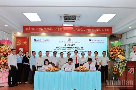 Các đơn vị ký kết thỏa thuận về thực hiện chính sách tín dụng phục vụ phát triển nông nghiệp, nông thôn.