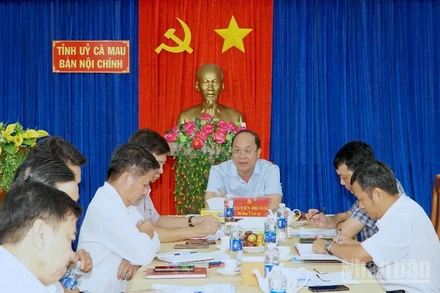 Bí thư Tỉnh ủy Cà Mau (trên cùng) làm việc với Ban Nội chính Tỉnh ủy vào chiều muộn 24/9.