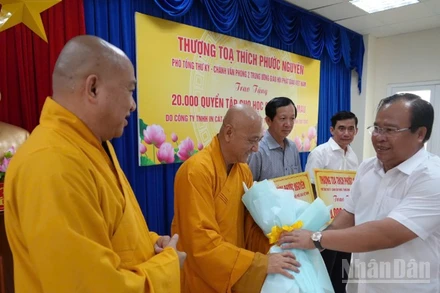 Phó Chủ tịch Ủy ban nhân dân tỉnh Nguyễn Minh Luân (bìa phải) tặng hoa cảm ơn đại diện Văn phòng 2 Trung ương Giáo hội Phật giáo Việt Nam.