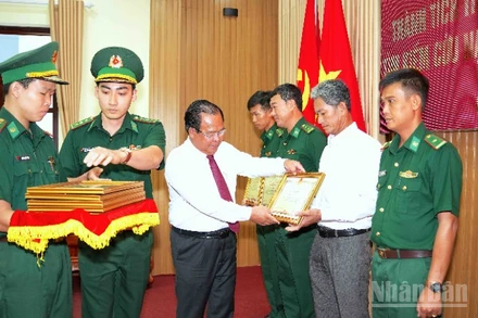 Phó Chủ tịch Ủy ban nhân dân tỉnh Cà Mau Nguyễn Minh Luân (thắt cà vạt) trao tặng Bằng khen của Chủ tịch Ủy ban nhân dân tỉnh cho các các cá nhân tham gia cứu hộ, cứu nạn.