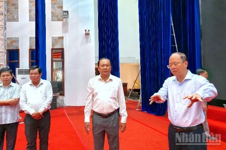 Bí thư Tỉnh ủy Cà Mau Nguyễn Hồ Hải (bìa phải) kiểm tra cơ sở vật chất tại khu vực sân khấu Trung tâm Hội nghị tỉnh Cà Mau.