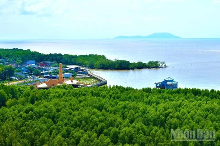 Một góc tuyến đường bộ Hồ Chí Minh, đoạn thuộc xã Đất Mũi, tỉnh Cà Mau nhìn ra cụm đảo Hòn Khoai, tương lai có cảng lưỡng dụng và cầu vượt biển dài nhất cả nước.