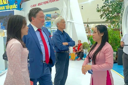 Ngài Marc E. Knapper, Đại sứ Hoa Kỳ tại Việt Nam (đeo cà vạt đỏ) ghé không gian trưng bày của tỉnh Cà Mau tại triển lãm.