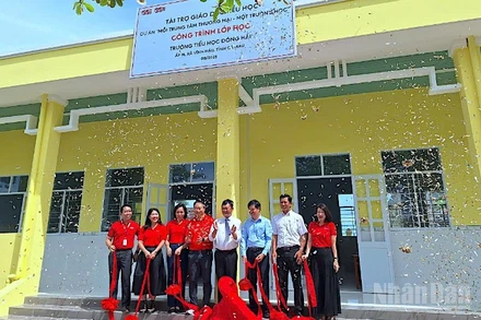 Nghi thức bàn giao 4 phòng học được xây dựng mới do Tập đoàn Central Retail Việt Nam tài trợ cho Trường tiểu học Đông Hải.