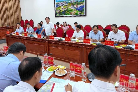 Quang cảnh cuộc họp giữa Ủy ban nhân dân tỉnh Cà Mau và Đại học Kinh tế Thành phố Hồ Chí Minh.