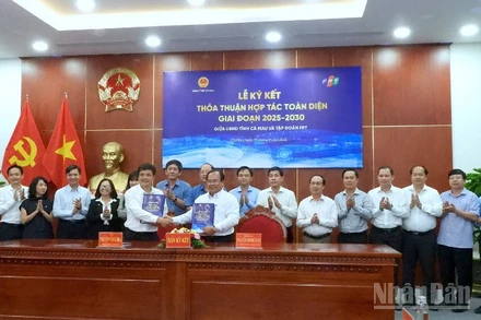 Nghi thức ký kết thỏa thuận hợp tác toàn diện giữa Ủy ban nhân dân tỉnh Cà Mau và Tập đoàn FPT. 