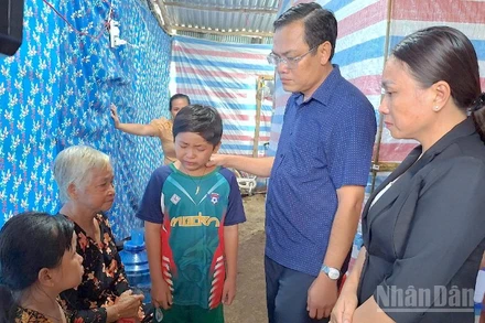 Phó Chủ tịch Ủy ban nhân dân tỉnh Cà Mau Ngô Vũ Thăng (thứ 2 từ phải qua) thăm hỏi thân nhân gia đình bà D.T.Q. vào chiều 8/9.