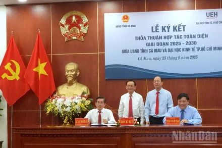 Chủ tịch Ủy ban nhân dân tỉnh Cà Mau Phạm Thành Ngại (bìa phải) ký kết hợp tác với Đại học Kinh tế Thành phố Hồ Chí Minh vào sáng 25/9.