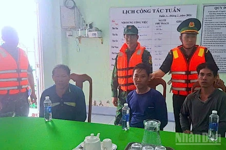 Ngư dân gặp nạn được cán bộ, chiến sĩ Đồn Biên phòng Sông Đốc cứu hộ thành công và đưa vào đất liền an toàn vào chiều 18/9.