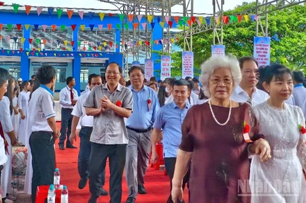 Bí thư Tỉnh ủy Nguyễn Hồ Hải và Chủ tịch Ủy ban nhân dân tỉnh Cà Mau Phạm Thành Ngại (đeo hoa đỏ trên áo) về dự khánh thành Trường trung học cơ sở-trung học phổ thông Tân Bằng.