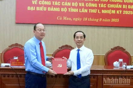 Bí thư Tỉnh ủy Cà Mau Nguyễn Hồ Hải (bìa trái) trao quyết định của Ban Bí thư cho đồng chí Hồ Thanh Thủy.