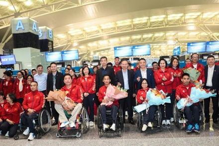 Lãnh đạo Cục Thể dục thể thao Việt Nam chụp ảnh lưu niệm với đoàn.