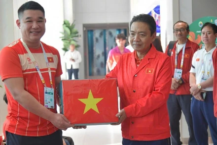 Thứ trưởng Văn hóa, Thể thao và Du lịch Hoàng Đạo Cương thăm, tặng quà Đoàn Thể thao người khuyết tật Việt Nam đang tham dự ASEAN Para Games 13 tại Thái Lan.