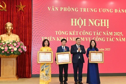 Đồng chí Phạm Gia Túc, Ủy viên Trung ương Đảng, Chánh Văn phòng Trung ương Đảng trao Huân chương Lao động tặng các cá nhân có thành tích xuất sắc.