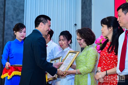 Cán bộ Báo Nhân Dân được biểu dương điển hình tiên tiến của Công đoàn Khoa học và Công nghệ Việt Nam.
