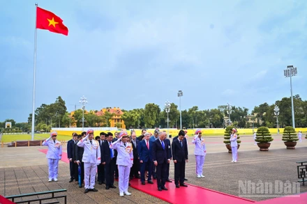 Chủ tịch Duma Quốc gia Nga Vyacheslav Volodin và đoàn đại biểu cấp cao Nga thành kính tưởng nhớ Chủ tịch Hồ Chí Minh.