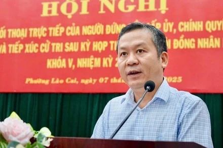 Bí thư Đảng uỷ phường Lào Cai Nguyễn Quốc Huy tiếp xúc cử tri.