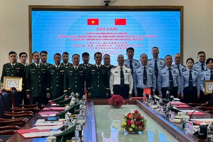 Các thành viên đoàn đại biểu hai bên chụp ảnh lưu niệm cùng với sứ giả hữu nghị quý III/2025.