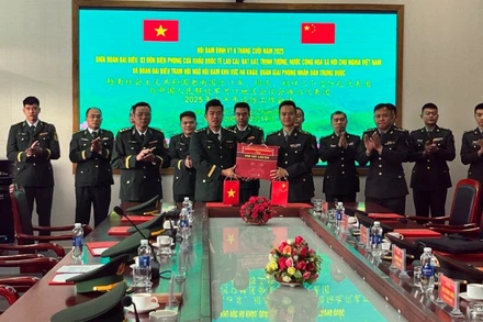 Trưởng đoàn đại biểu 3 đồn Biên phòng tỉnh Lào Cai tặng quà trưởng đoàn Trạm hội ngộ hội đàm Hà Khẩu.