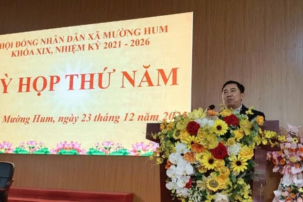Đồng chí Nguyễn Hồng Sơn, Bí thư Đảng ủy, Chủ tịch Hội đồng nhân dân xã Mường Hum phát biểu ý kiến.