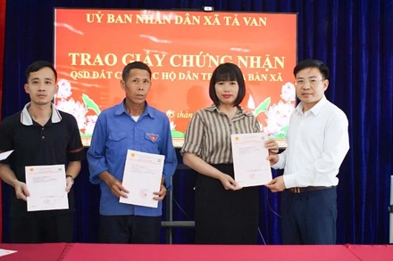 Lãnh đạo xã Tả Van trao Giấy chứng nhận quyền sở hữu đất cho các hộ dân.