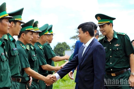 Đồng chí Y Thanh Hà Niê Kđăm, Ủy viên Trung ương Đảng, Bí thư Tỉnh ủy Lâm Đồng đến thăm Trạm Cửa khẩu Đắk Peur, xã Thuận An. 