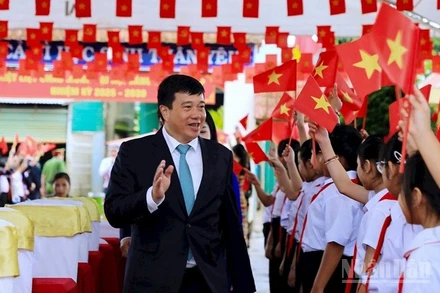 Ủy viên Trung ương Đảng, Bí thư Tỉnh ủy, Trưởng đoàn đại biểu Quốc hội tỉnh Lâm Đồng Y Thanh Hà Niê Kđăm dự Lễ khai giảng năm học mới tại xã biên giới Lâm Đồng.