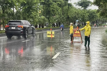 Điểm ngập tại đường Cổ Linh, phường Long Biên. 