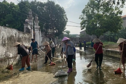 Người dân dọn dẹp sau lũ. 