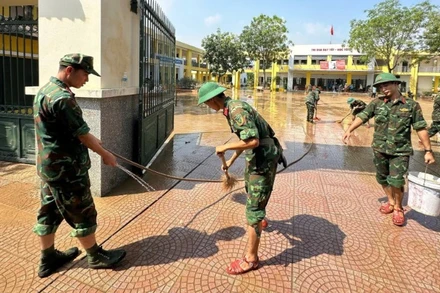 Lực lượng quân đội tham gia tổng vệ sinh môi trường vùng ngập lụt. 