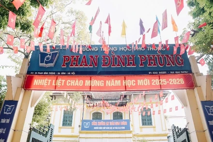 Trường trung học phổ thông Phan Đình Phùng được Ủy ban nhân dân thành phố Hà Nội đã quyết định thành lập ngày 10/3/1973. 