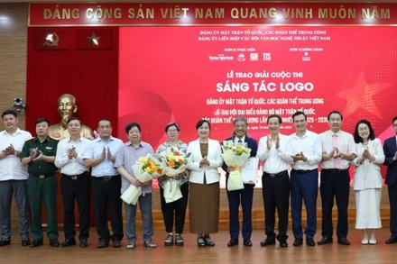 Các tác giả đạt giải chụp ảnh lưu niệm cùng Ban Tổ chức cuộc thi.