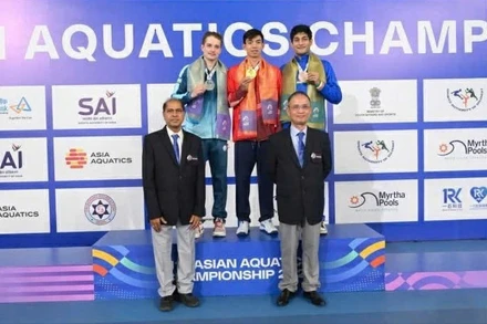 Huy Hoàng đứng giữa trên bục nhận Huy chương Vàng châu Á.