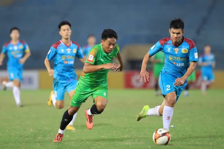 Đội CAND Việt Nam I thắng đội Lào (áo xanh lục) 5-4 ở trận cuối bảng A tối 11/7, nhưng vẫn kém Thái Lan về hiệu số bàn thắng và phải chia tay giải.