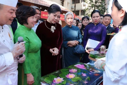 Bà Ngô Phương Ly, Phu nhân Tổng Bí thư Tô Lâm cùng các đại biểu tham quan các gian hàng tại Liên hoan Văn hóa ẩm thực quốc tế 2025.