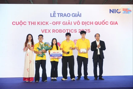 Giám đốc Trung tâm Đổi mới sáng tạo quốc gia Vũ Quốc Huy và Giám đốc VREC Trần Thị Thảo trao giải cho Đội thi xuất sắc nhất hạng mục VEX V5 là SWITCH.