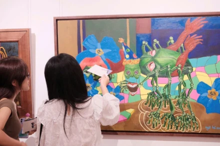 Triển lãm tranh "Khi nắng ghé qua" thu hút người xem bởi những tác phẩm độc đáo và sự đồng cảm, sẻ chia.