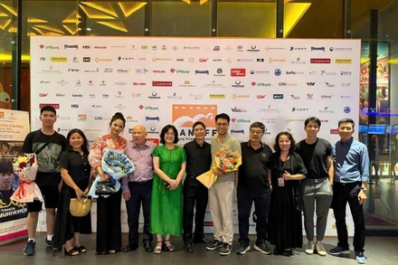 Lãnh đạo Viện Phim Việt Nam cùng các nghệ sĩ điện ảnh tại Liên hoan phim châu Á Đà Nẵng lần thứ ba năm 2025.