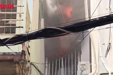 [Video] Cháy nhà trong hẻm gần cầu vượt Cây Gõ, nhiều tài sản bị hư hại