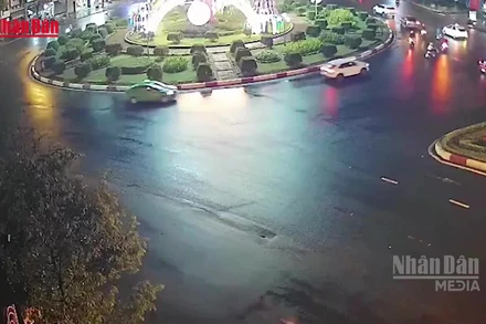 [Video] Xe container cuốn xe máy, hai phụ nữ thương vong