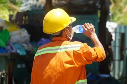Lao động ngoài trời đang chịu những tác động rất khắc nghiệt của thời tiết do biến đổi khí hậu. (Ảnh: ECUE)