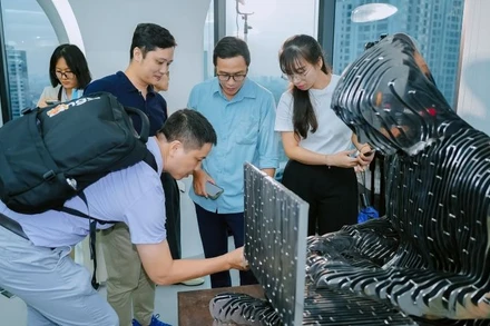 Các đại biểu tham dự trực tiếp trải nghiệm với tượng Satoshi tại Blockchain Gallery, Hà Nội. (Ảnh: PV)