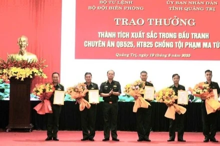 Trung tướng Nguyễn Anh Tuấn, Bí thư Đảng ủy, Chính ủy Bộ đội Biên phòng trao thưởng cho các tập thể có thành xuất sắc trong thực hiện 2 chuyên án về tội phạm ma túy. (Ảnh: BP)