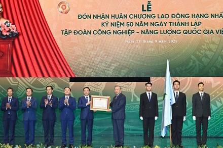 Tổng Bí thư Tô Lâm trao Huân chương Lao động hạng Nhất tặng Tập đoàn Công nghiệp-Năng lượng quốc gia Việt Nam. (Ảnh: ĐĂNG KHOA)