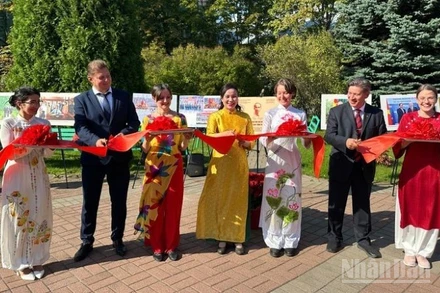 Cắt băng khánh thành khai mạc triển lãm.