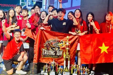 Các thí sinh Việt Nam rạng ngời tại lễ trao giải.