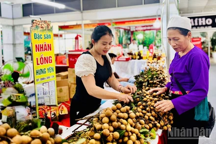 Phiên chợ diễn ra tại Trung tâm Xúc tiến thương mại nông nghiệp Việt Nam ở 489 Hoàng Quốc Việt, phường Nghĩa Đô (Hà Nội).